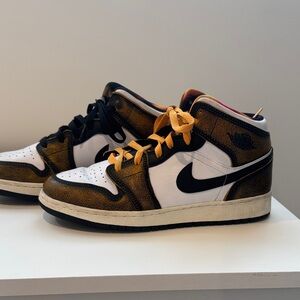 Nike Air Jordan 1 Mid SE size 7 youth